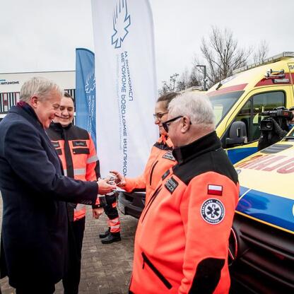 Wojciech Saługa, marszałek Województwa Śląskiego, składa gratulacje i podziękowania za nowe ambulanse dla Regionalnego Pogotowia Ratunkowego w Sosnowcu. (wygenerowano przez AI)