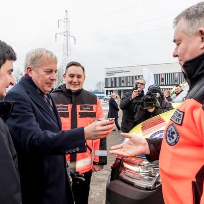 Marszałek Wojciech Saługa (Marszałek Województwa) przekazuje nowe ambulanse w Sosnowcu. (wygenerowano przez AI)