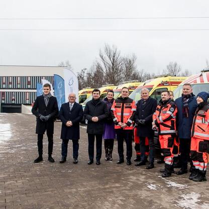 Zespół medyczny i urzędnicy przed ambulansami w Sosnowcu, związany z nowymi usługami ratunkowymi. (wygenerowano przez AI)