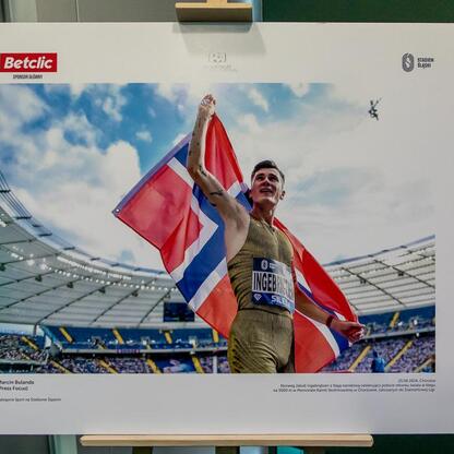 Plakat na stojaku reklamuje sportowy wydarzenie w Norwegii, zaznaczając sztandar i logo Betclic. (wygenerowano przez AI)