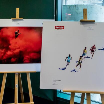 Wystawa fotografii sportowych na Superauto.pl Stadionu Śląskiego. (wygenerowano przez AI)