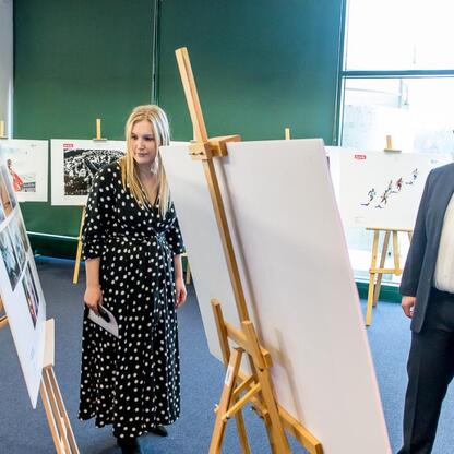 Joanna Bojczuk, członkini Zarządu Województwa Śląskiego, podczas konferencji prasowej w muzeum Superauto.pl Stadionu Śląskiego. (wygenerowano przez AI)