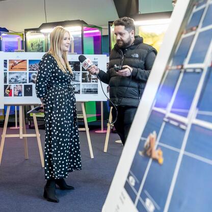 Joanna Bojczuk, członkini Zarządu Województwa Śląskiego, podczas konferencji prasowej w Superauto.pl Stadionu Śląskiego. (wygenerowano przez AI)