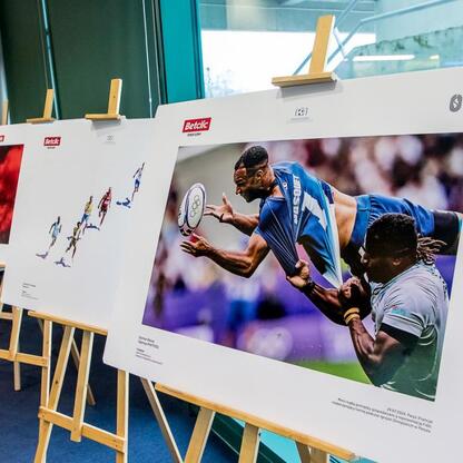 Wystawa fotografii sportowych w Superauto.pl Stadionu Śląskiego. (wygenerowano przez AI)