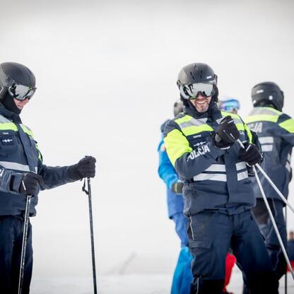 Grupa policjantów na nartach promuje bezpieczeństwo w zimowych sportach na Śląsku. (wygenerowano przez AI)