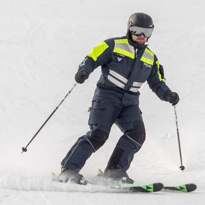 Skier na śniegu w zimowym krajobrazie. (wygenerowano przez AI)