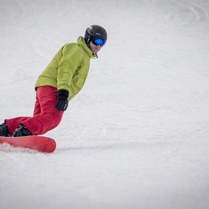 Snowboarder in action, promoting winter safety in Śląsk. (wygenerowano przez AI)