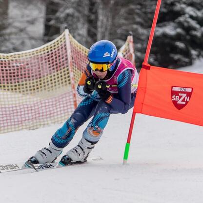 Skier na śnieżnym stoku, z logo 