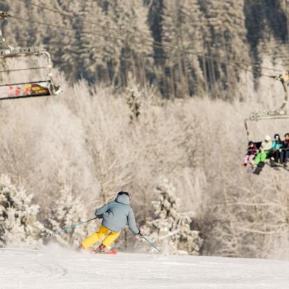 Skier na śnieżnym stoku, zimowe przygody na Śląsku. (wygenerowano przez AI)