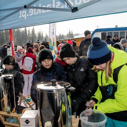 Zimowy festiwal narciarski pod namiotem w Śląsku. (wygenerowano przez AI)
