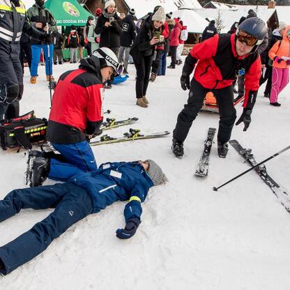 Zimowy krajobraz zimowy z grupą narciarzy i snowboardzistów na tle śnieżnych stoków. (wygenerowano przez AI)