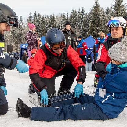 Zimowe sporty na śniegu w ośrodku narciarskim. (wygenerowano przez AI)