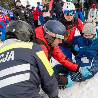 Grupa policjantów w zimowym sprzęcie na śnieżnym stoku, promując bezpieczeństwo w zimowych sportach. (wygenerowano przez AI)