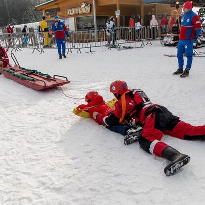 Grupa policjantów w mundurach policyjnych i zimowym sprzęcie na śnieżnym stoku. (wygenerowano przez AI)