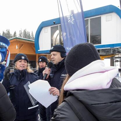 Grupa policjantów promuje bezpieczeństwo w zimie w Śląsku. (wygenerowano przez AI)
