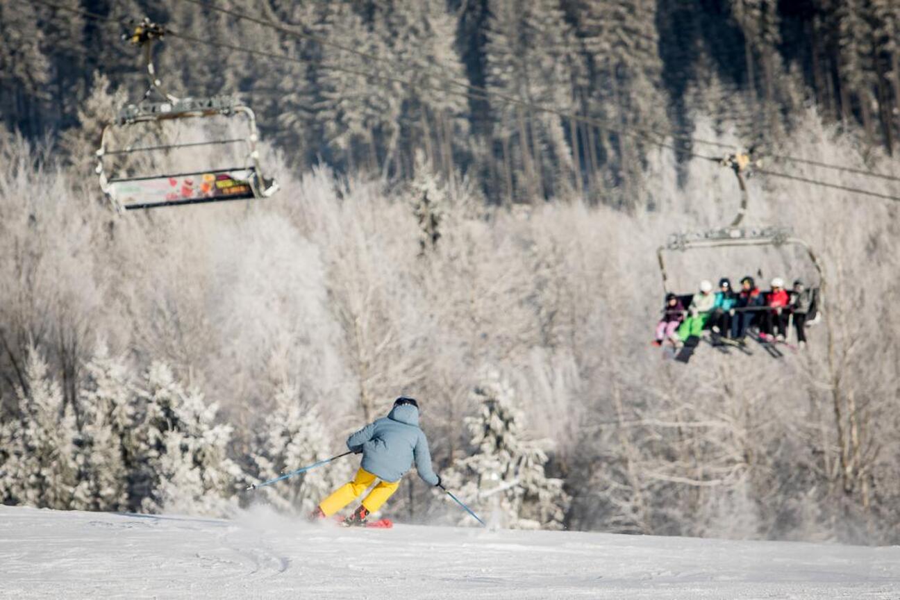 Skier na śnieżnym stoku, Szczyrk Mountain Resort, Śląsk. (wygenerowano przez AI)