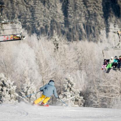 Skier na śnieżnym stoku, Szczyrk Mountain Resort, Śląsk. (wygenerowano przez AI)