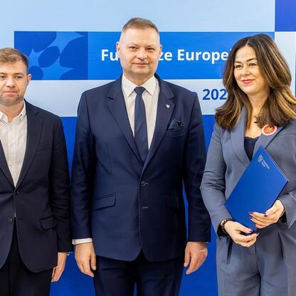 Trzech przedstawicieli zarządu województwa podczas ogłoszenia sukcesów w projekcie Funduszy Europejskich 2021-2027. (wygenerowano przez AI)