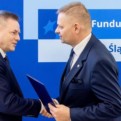 Rafał Adamczyk, Członek Zarządu Województwa Śląskiego, podczas spotkania z Marcinem Ryś i Joanną Pasierbek-Konieczny, koordynując projekt Fundusze Europejskie Śląskiego 2021-2027. (wygenerowano przez AI)