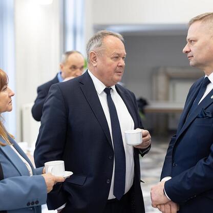 Członek Zarządu Województwa Rafał Adamczyk wraz z kolegami podczas spotkania w ramach programu Funduszy Europejskich dla przedszkoli w województwie śląskim. (wygenerowano przez AI)
