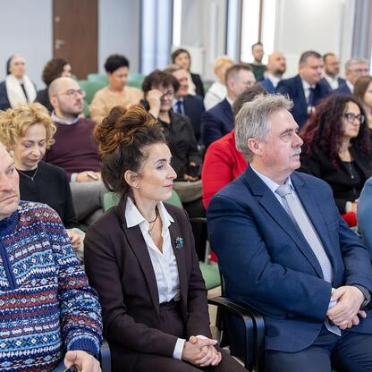 Zebrała się grupa ekspertów na konferencji wsparcia edukacji przedszkolnej w Śląsku, finansowanej z funduszy europejskich. (wygenerowano przez AI)