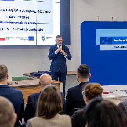 Członek Zarządu Województwa Rafał Adamczyk przemawia na konferencji o funduszach edukacyjnych dla przedszkoli w Śląsku. (wygenerowano przez AI)