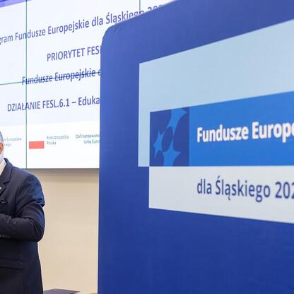 Rafał Adamczyk, członek zarządu województwa, prezentuje program Fundusze Europejskie dla Śląska 2021-2027. (wygenerowano przez AI)