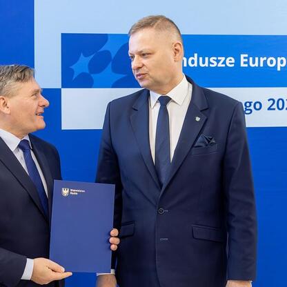 Członek Zarządu Województwa Rafał Adamczyk i Marcin Ryś omawiają program Funduszy Europejskich dla przedszkoli w Śląsku. (wygenerowano przez AI)
