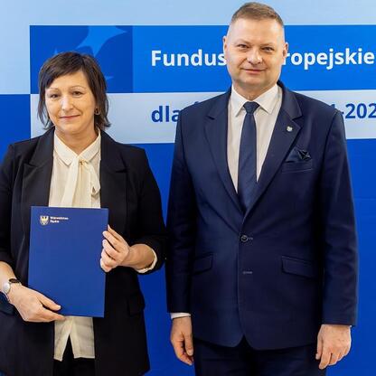 Rafał Adamczyk, członek zarządu województwa śląskiego, prezentuje projekt Funduszy Europejskich dla Śląska 2021-2027. (wygenerowano przez AI)