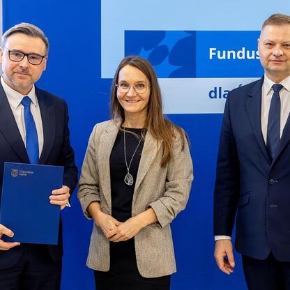 Trzech przedstawicieli zarządu w Śląsku otrzymuje certyfikaty w ramach programu Funduszy Europejskich dla przedszkoli 2021-2027. (wygenerowano przez AI)