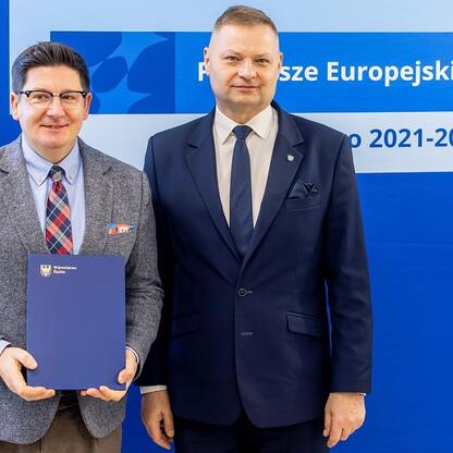 Dwóch mężczyzn w strojach formalnych przedstawiających program Funduszy Europejskich 2021-2027 dla przedszkoli w Śląsku. (wygenerowano przez AI)