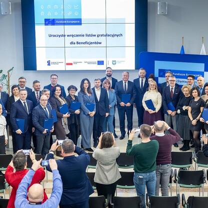 Członek Zarządu Województwa Rafał Adamczyk uczestniczy w ceremonii wręczenia gratulacyjnych listów dla projektów wsparte przez Europejskie Fundusze dla przedszkoli w Śląskim Voivodztwie. (wygenerowano przez AI)