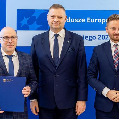 Trzech mężczyzn w strojach formalnych przedstawiających program Funduszy Europejskich dla Śląska 2021-2027. (wygenerowano przez AI)