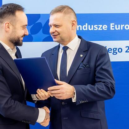 Rafał Adamczyk, Członek Zarządu Województwa Śląskiego, podczas spotkania wsparcia dla projektów edukacji przedszkolnej z Europejskich Funduszy dla Śląska 2021-2027. (wygenerowano przez AI)