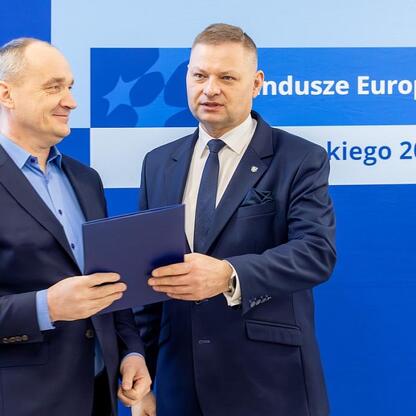 Rafał Adamczyk i Marcin Ryś przedstawiają projekty wsparcia edukacji przedszkolnej w ramach Europejskich Funduszy dla Śląska 2021-2027. (wygenerowano przez AI)