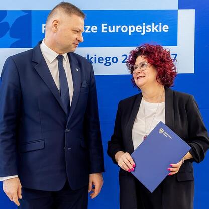 Członek Zarządu Województwa Rafał Adamczyk i Marcin Ryś przedstawiają program Funduszy Europejskich dla przedszkoli w Śląsku 2021-2027. (wygenerowano przez AI)