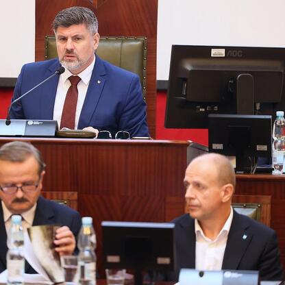 Sejmik Województwa Śląskiego podczas sesji, dyskutując o rozwoju regionalnym i infrastrukturze. (wygenerowano przez AI)