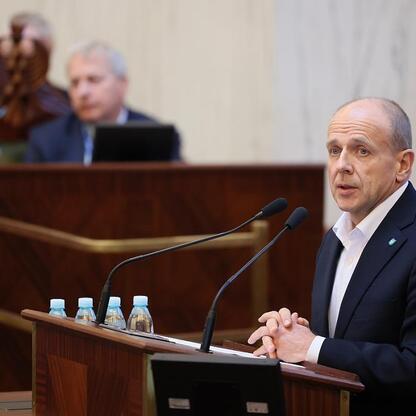 Wojciech Saługa, Marszałek Województwa Śląskiego, przemawia na sesji Sejmiku Śląskiego. (wygenerowano przez AI)