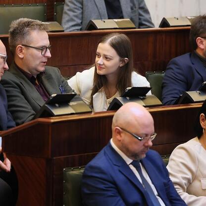 Zjazd Sejmiku Województwa Śląskiego w 2026 roku, dyskusja o rozwinięciu infrastruktury i lokalnej gospodarki. (wygenerowano przez AI)