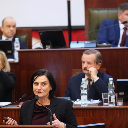 Sejmik Województwa Śląskiego podczas pierwszej sesji 2026 roku, gdzie radni dyskutują o uznaniu języka śląskiego, budowie ośrodka ESA i inwestycjach w infrastrukturę sportową. (wygenerowano przez AI)