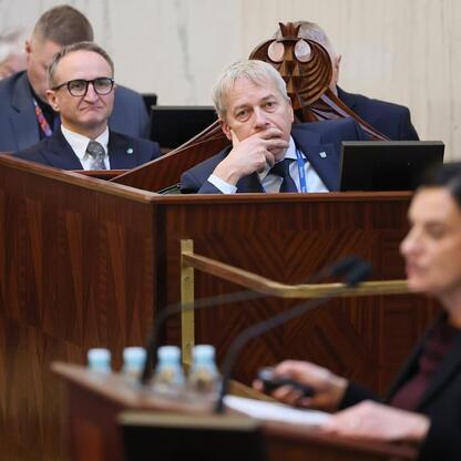 Wicemarszałek Grzegorz Boski i Marszałek Wojciech Saługa uczestniczą w sesji Sejmiku Województwa Śląskiego. (wygenerowano przez AI)