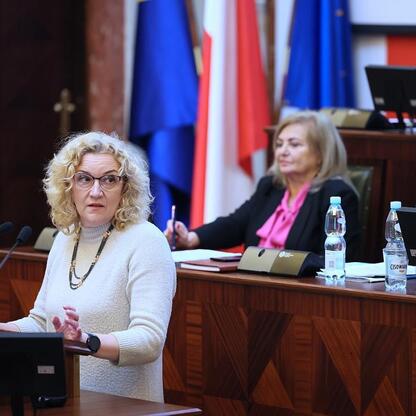 Formalna sesja Sejmiku Województwa Śląskiego, gdzie radni podjęli decyzje o rozwoju infrastruktury sportowej i regionalnej. (wygenerowano przez AI)