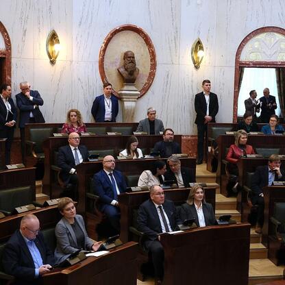 Formalna sesja w 2026 roku w gmachu rządowym, gdzie radni omawiają projekty rozwoju regionu Śląska. (wygenerowano przez AI)