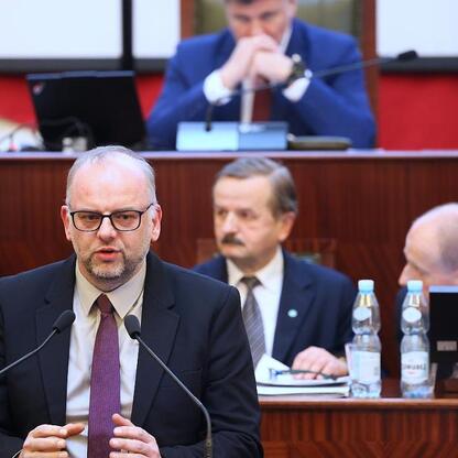Sejmik Województwa Śląskiego podczas pierwszej sesji 2026 roku, gdzie radni dyskutują o lokalnych projektach i ustanawianiu roku Częstochowy. (wygenerowano przez AI)