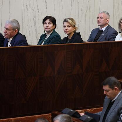 Grupa sześciu osób w strojach formalnych w sali posiedzeń, związana z pierwszą sesją Sejmiku Województwa Śląskiego w 2026 roku. (wygenerowano przez AI)