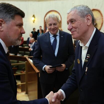 Wojciech Saługa i Leszek Pietraszek w Sejmiku Województwa Śląskiego podczas ceremonii z okazji 200-lecia Częstochowy. (wygenerowano przez AI)