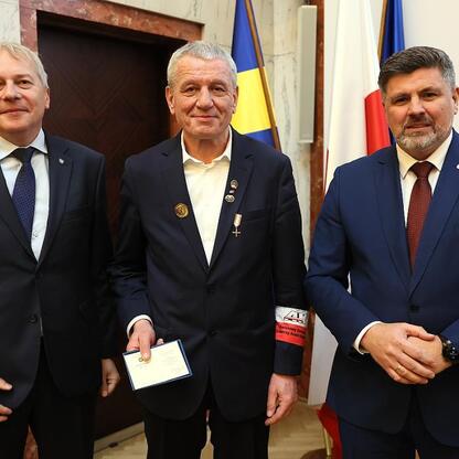 Wojciech Saługa, Marszałek Województwa Śląskiego, otrzymuje nagrodę na uroczystości w 2026 roku. (wygenerowano przez AI)