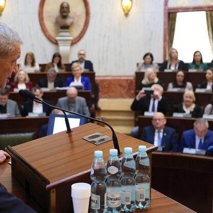 W grandowym, marmurowym pomieszczeniu odbywa się pierwsza sesja Sejmiku Województwa Śląskiego w 2026 roku, gdzie radni podnoszą inicjatywy i decyzje. (wygenerowano przez AI)
