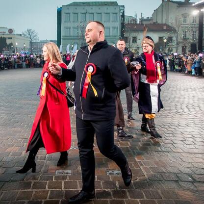 Zwycięski marsz inauguracji Bielska-Białej jako Polskiej Stolicy Kultury 2026. (wygenerowano przez AI)