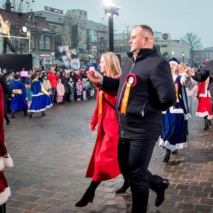 Zaprezentowano uroczystość inauguracji Bielska-Białej jako Polskiej Stolicy Kultury 2026. Grupa ludzi tańczy polonaise, symbolizując wspólne święto kultury. (wygenerowano przez AI)